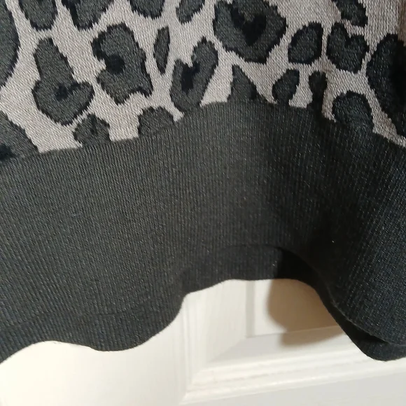 Isaac Mizrahi Animal Print Gray Black Sweater Large - Picture 5 of 7